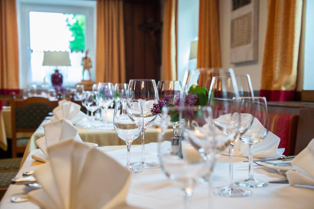 Hotel Landgasthof Altwirt Seeham エクステリア 写真