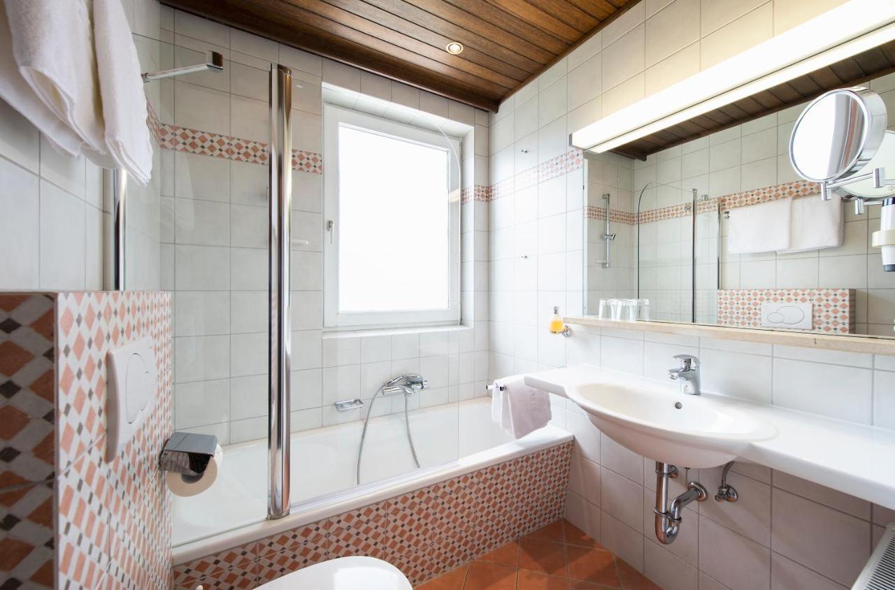 Hotel Landgasthof Altwirt Seeham エクステリア 写真