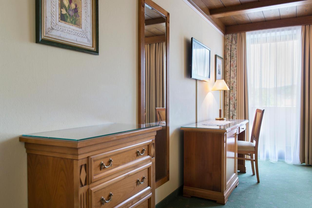 Hotel Landgasthof Altwirt Seeham エクステリア 写真