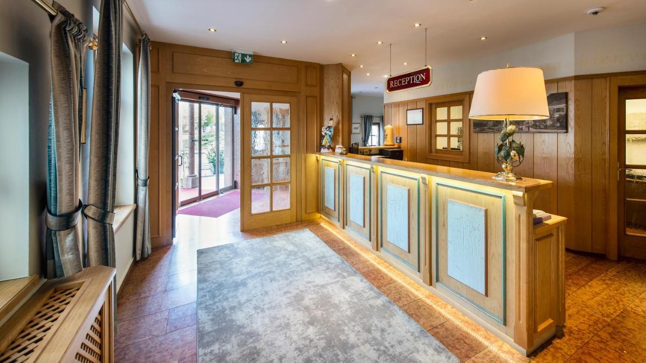 Hotel Landgasthof Altwirt Seeham エクステリア 写真
