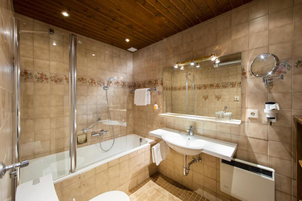 Hotel Landgasthof Altwirt Seeham エクステリア 写真