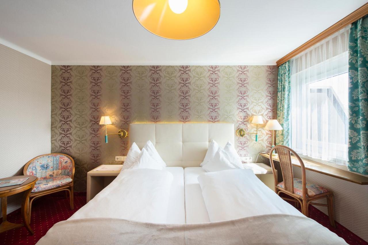 Hotel Landgasthof Altwirt Seeham エクステリア 写真