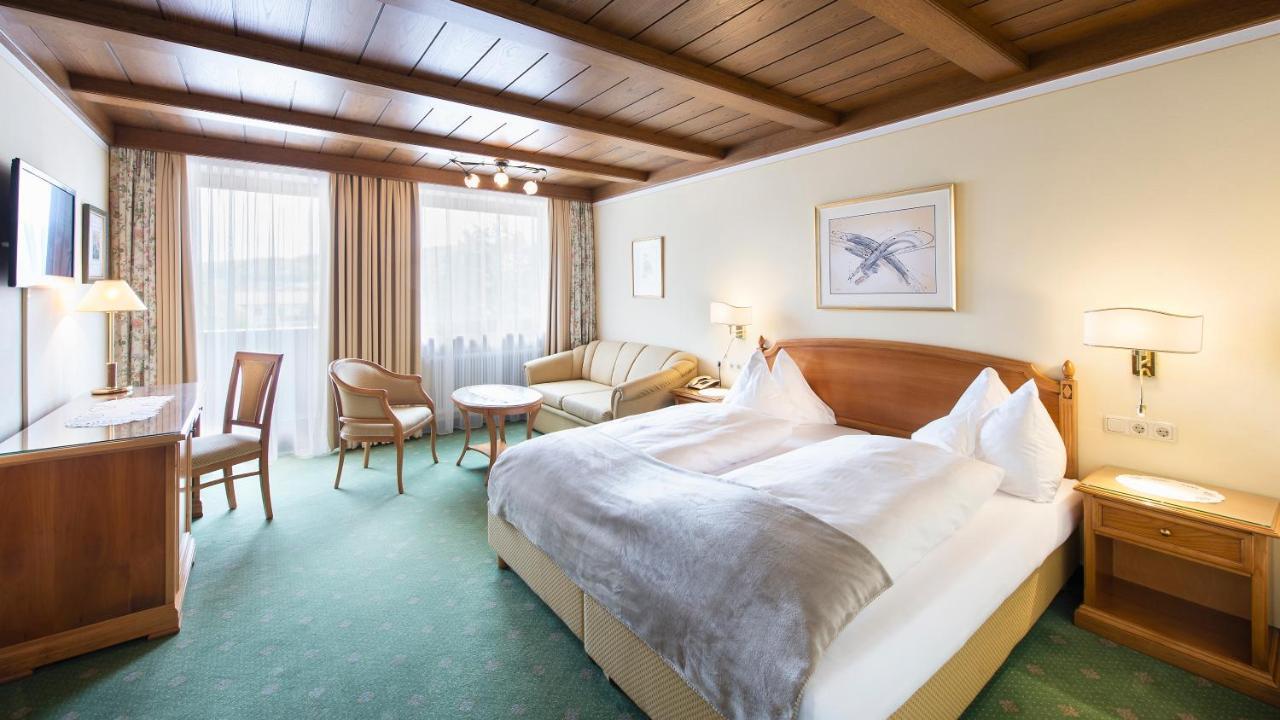Hotel Landgasthof Altwirt Seeham エクステリア 写真